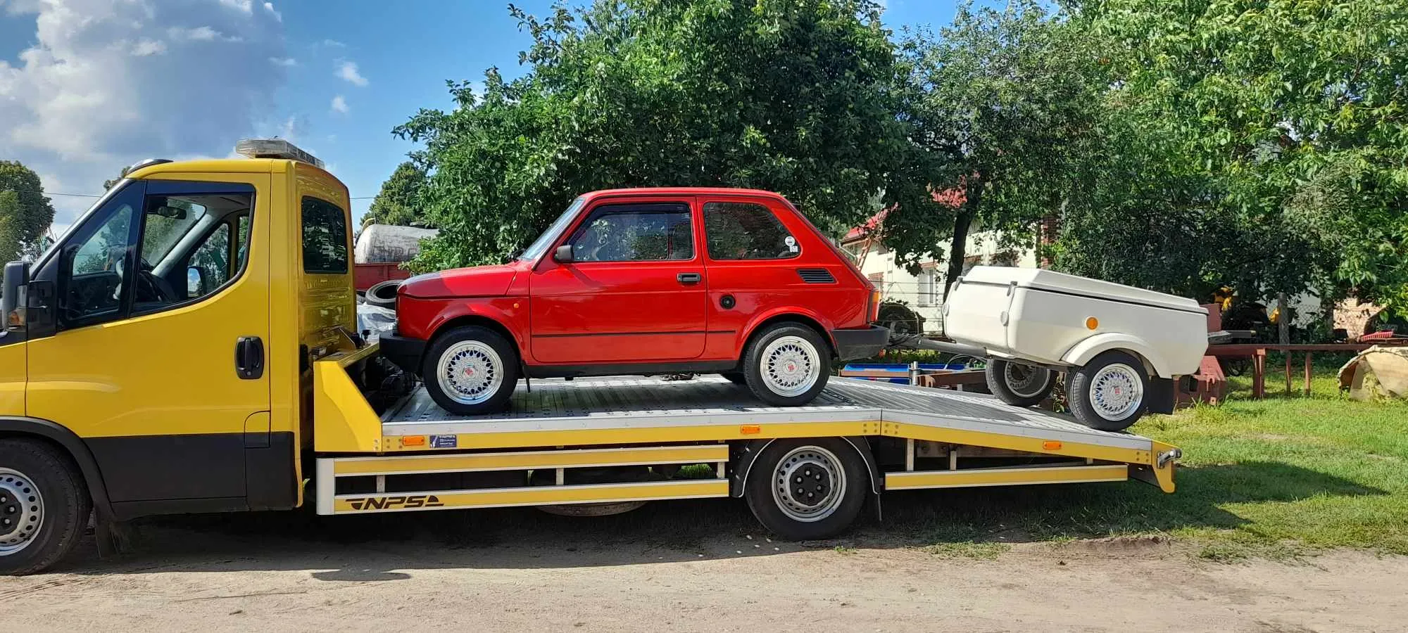 Fiat 126p przewożony na lawecie AMMAR